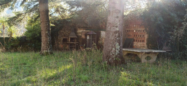Proprietà rustica con terreno in vendita a Lucca