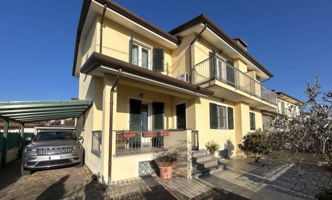 Villa bifamiliare in vendita a Camaiore