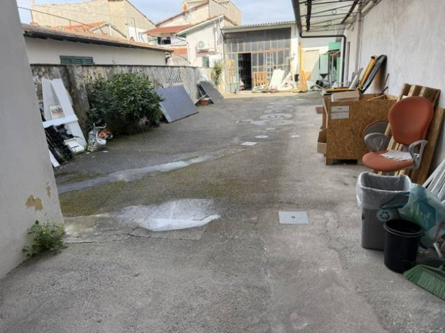 Locale commerciale in vendita a Viareggio