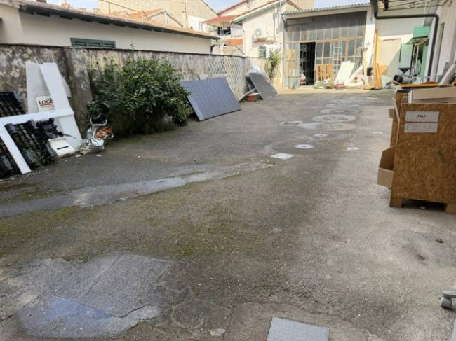 Locale commerciale in vendita a Viareggio