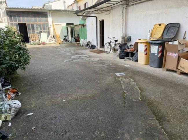 Locale commerciale in vendita a Viareggio