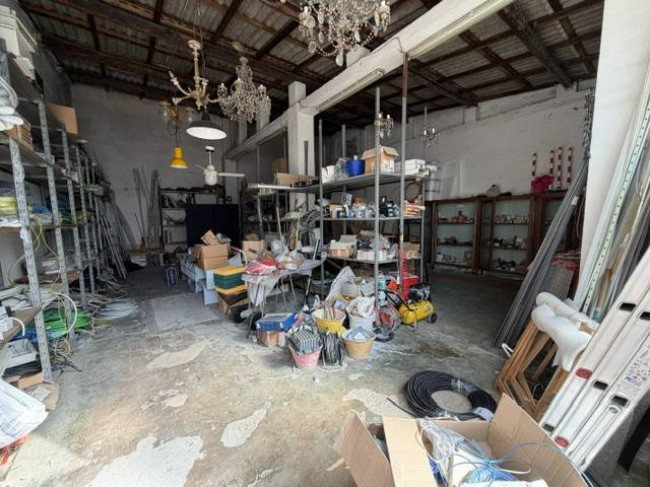 Locale commerciale in vendita a Viareggio