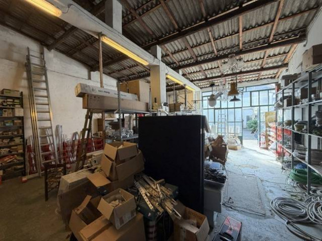 Locale commerciale in vendita a Viareggio