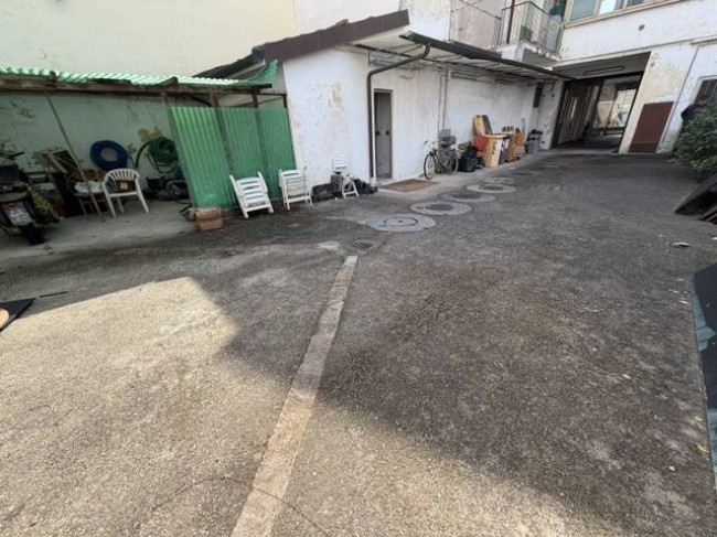 Locale commerciale in vendita a Viareggio