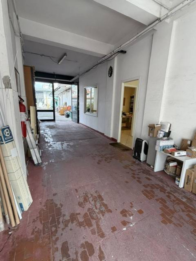 Locale commerciale in vendita a Viareggio