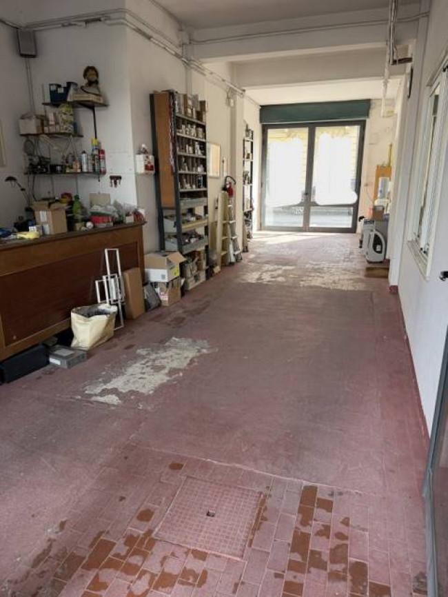 Locale commerciale in vendita a Viareggio