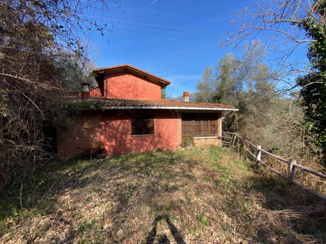 Proprietà rustica con terreno in vendita a Camaiore