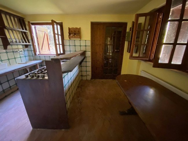 Proprietà rustica con terreno in vendita a Camaiore