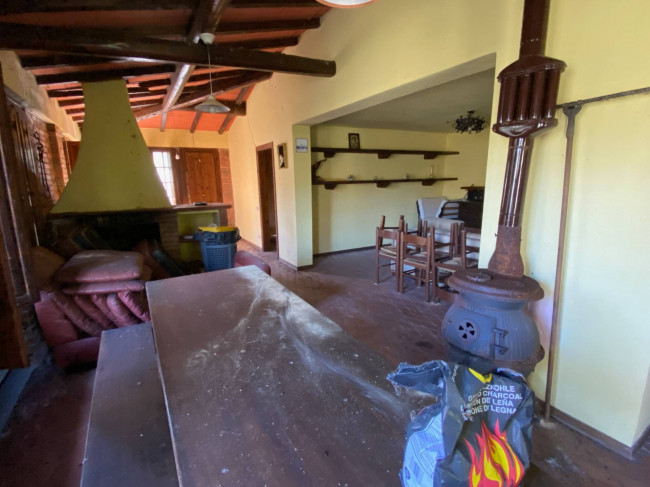 Proprietà rustica con terreno in vendita a Camaiore