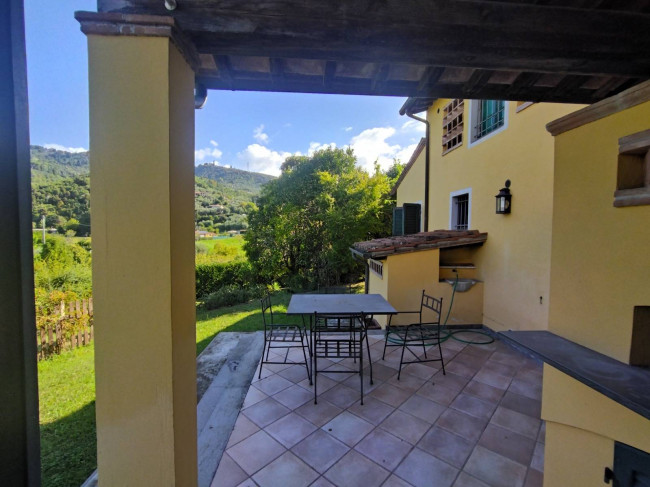 Proprietà rustica con terreno in vendita a Camaiore