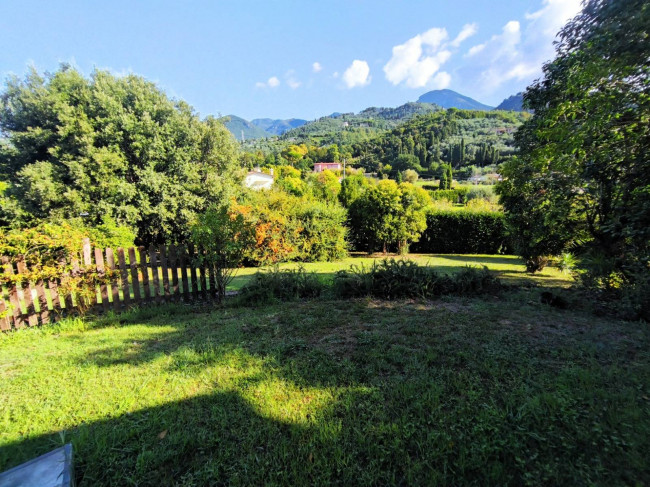 Proprietà rustica con terreno in vendita a Camaiore