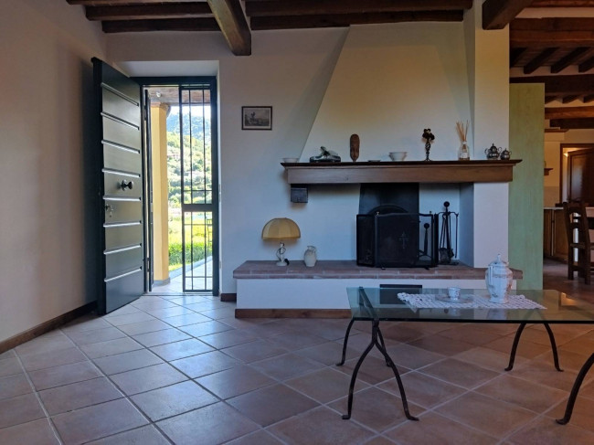 Proprietà rustica con terreno in vendita a Camaiore