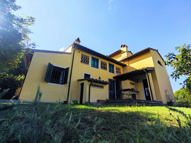 Proprietà rustica con terreno in vendita a Camaiore