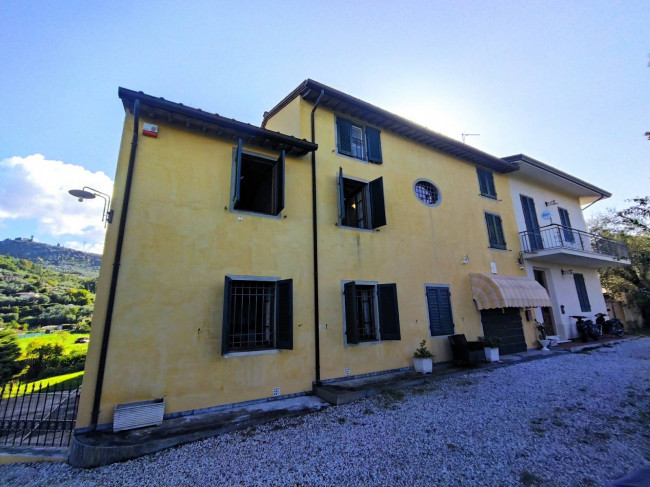 Proprietà rustica con terreno in vendita a Camaiore