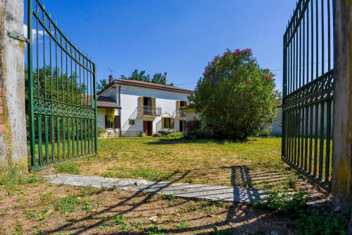 farmhouse for sale in Pignataro Interamna