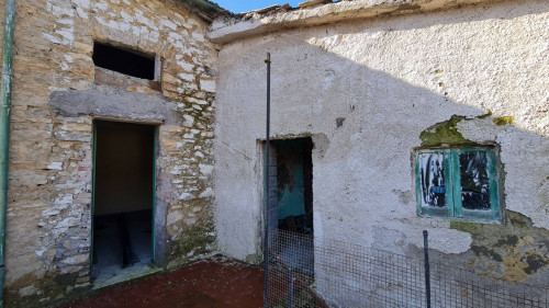 typical historical house for sale in Colfelice