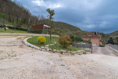 Villa for sale in Atina