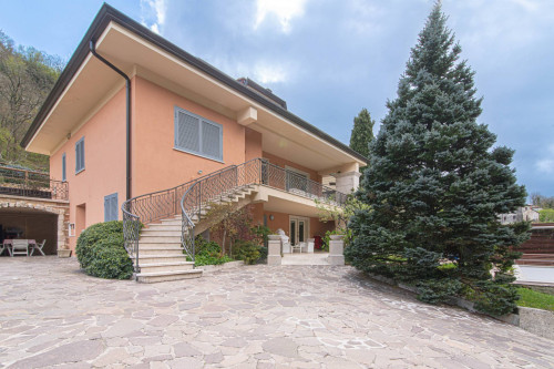 Villa for sale in Atina