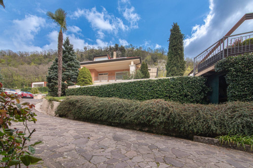 Villa for sale in Atina