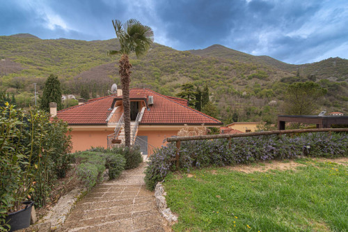 Villa for sale in Atina