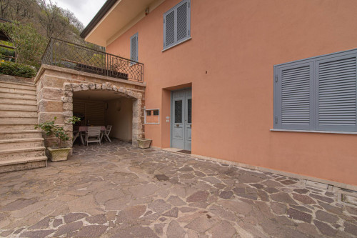 Villa for sale in Atina
