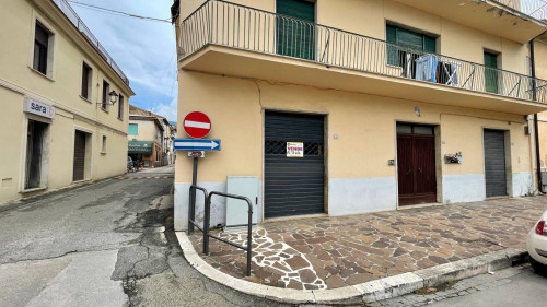 Locale commerciale in affitto/vendita a Aquino