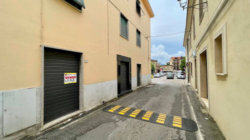Locale commerciale in affitto/vendita a Aquino