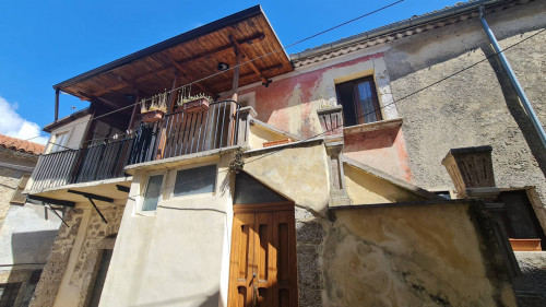 typical historical house for sale in Santopadre