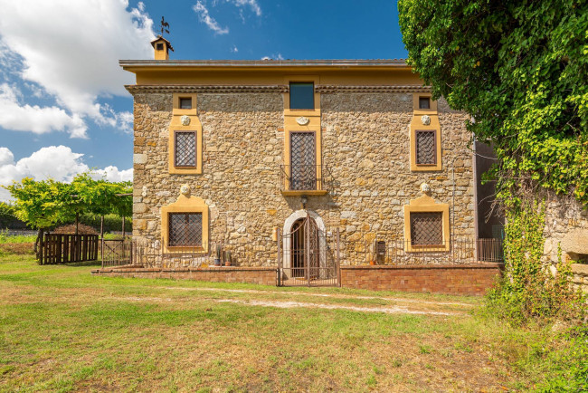 typical historical house for sale in Arce