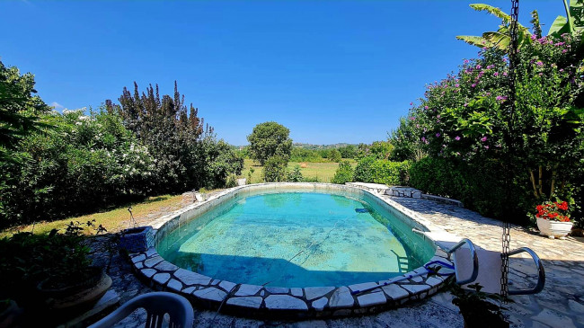 Villa for sale in Arce