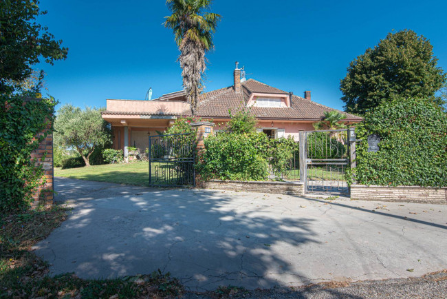 Villa for sale in Arce
