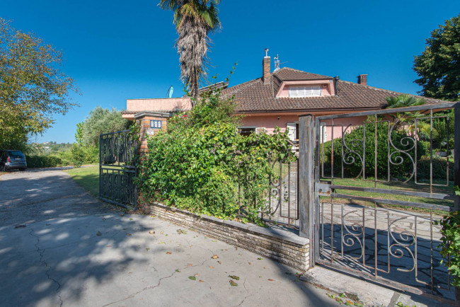 Villa for sale in Arce