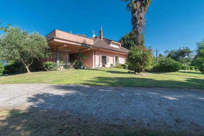 Villa for sale in Arce