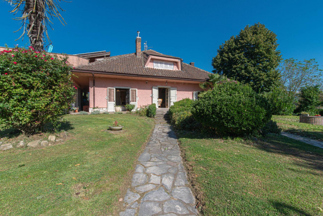 Villa for sale in Arce