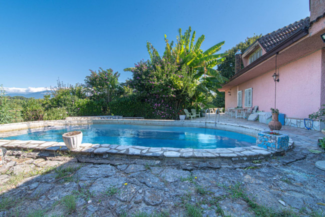 Villa for sale in Arce