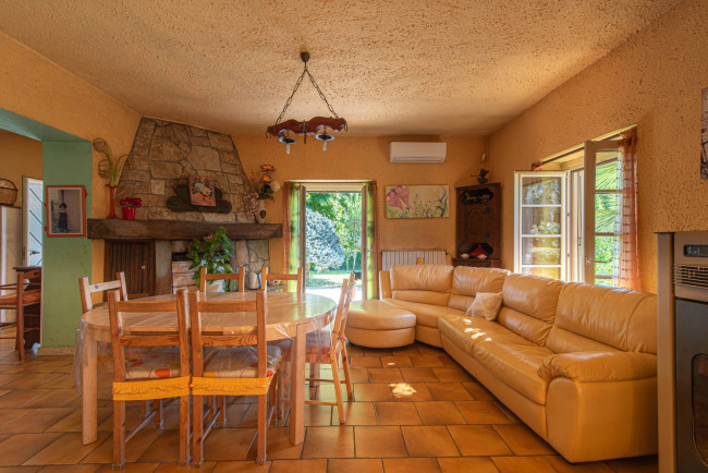 Villa for sale in Arce