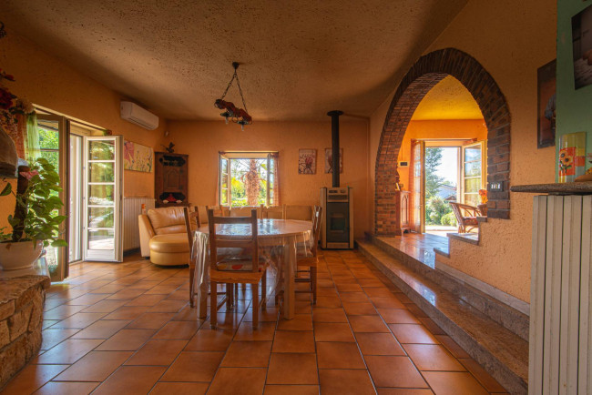 Villa for sale in Arce
