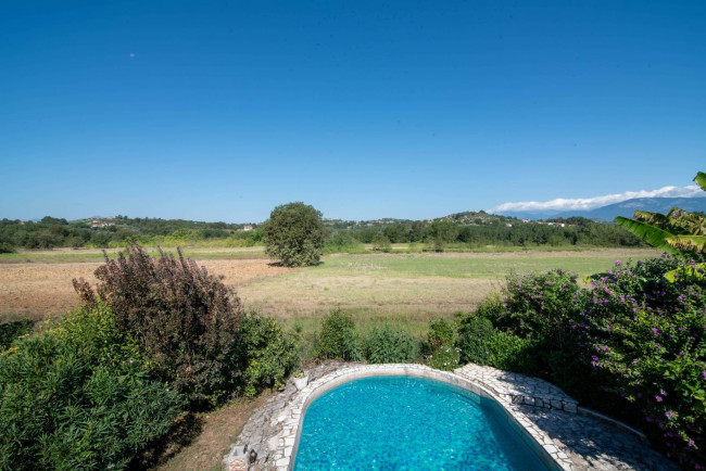 Villa for sale in Arce