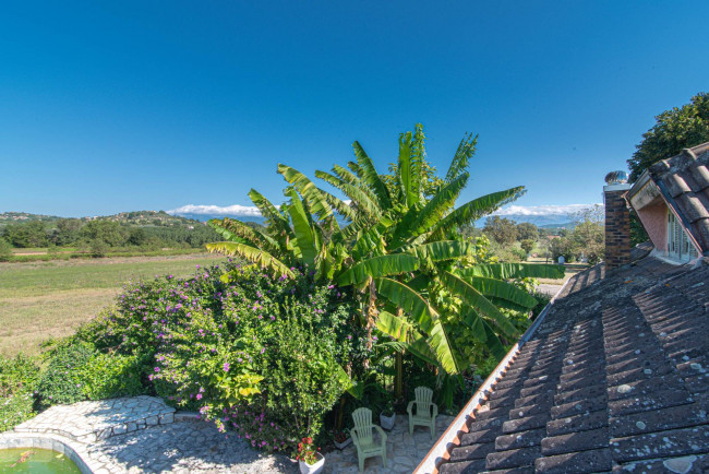 Villa for sale in Arce