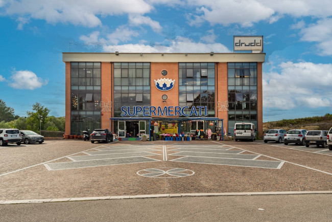 Locale commerciale in vendita a Pignataro Interamna