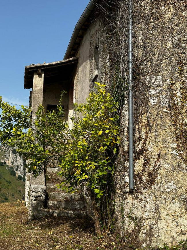 farmhouse for sale in Rocca d'Arce