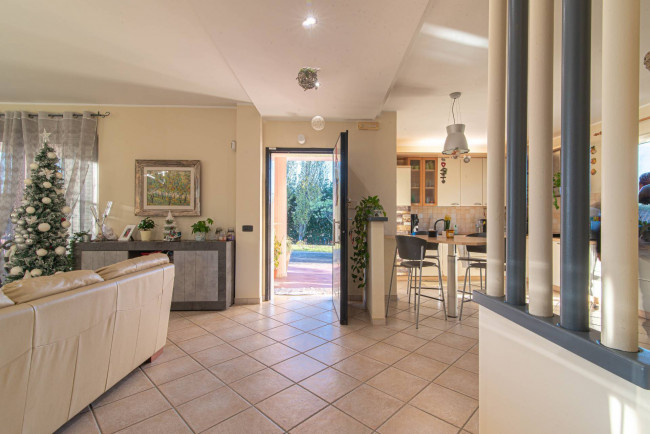 semi-detached villa for sale in Latina