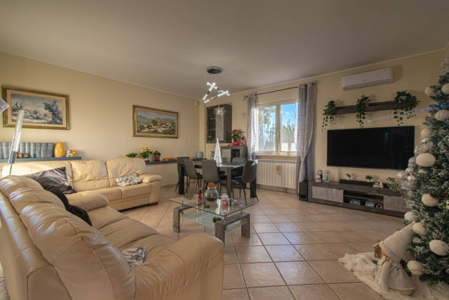 semi-detached villa for sale in Latina
