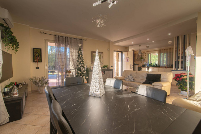 semi-detached villa for sale in Latina