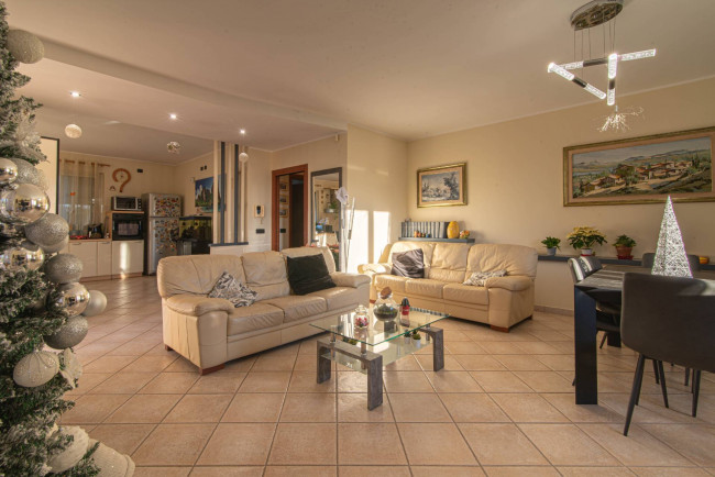 semi-detached villa for sale in Latina