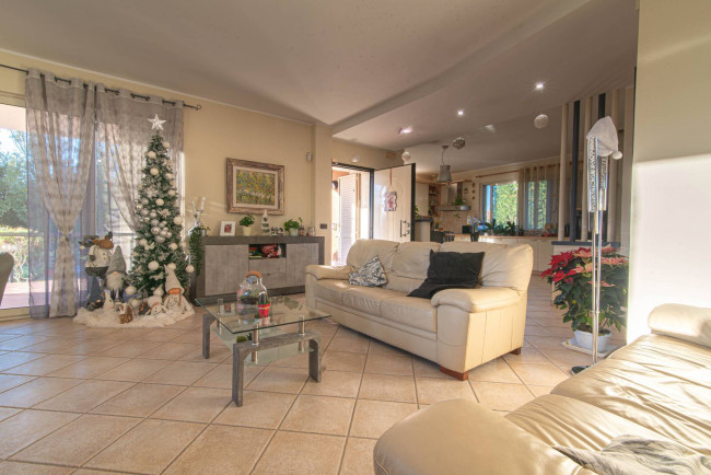 semi-detached villa for sale in Latina
