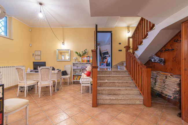 semi-detached villa for sale in Latina