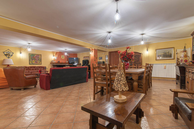 semi-detached villa for sale in Latina