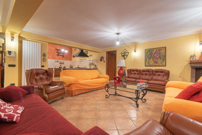 semi-detached villa for sale in Latina