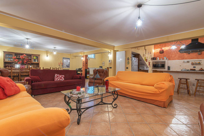 semi-detached villa for sale in Latina